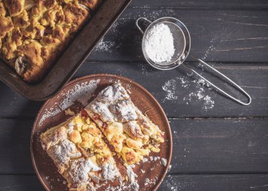 Pudra şekeri ile buzlu rustik tarzı pasta