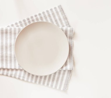 Beyaz masa bir peçeteye ile boş levha