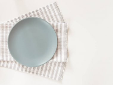 Beyaz masa bir peçeteye ile boş levha