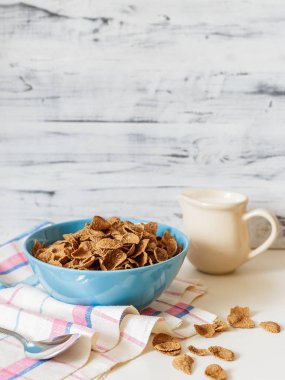 Buğday buğday kepek gevreği seramik kase sütlü