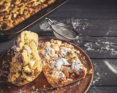 Pudra şekeri ile buzlu rustik tarzı pasta