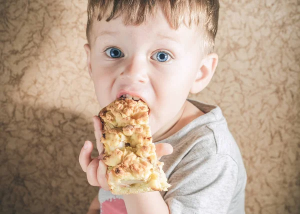 Niño comiendo un pedazo grande de pastel — Foto de Stock