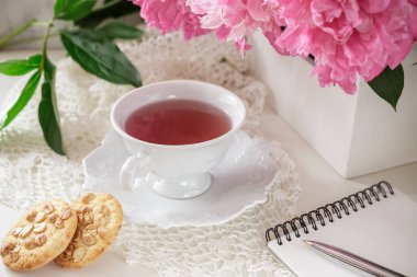 Şakayık ile çay fincanı içinde kırmızı berry veya meyve çay