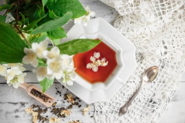 Çay Yasemin çiçekleri beyaz bir tablo ile