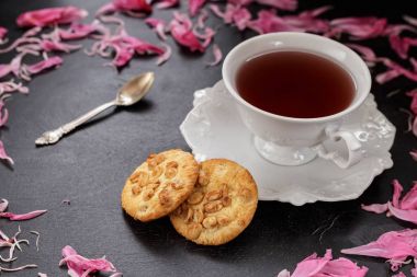 Siyah kahve Kupası Şakayık yaprakları ile