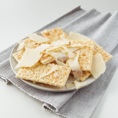 Aperatif tabak peynir ve kraker