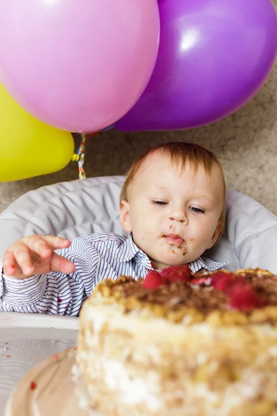 Bebé De 1 Año Celebrando El Primer Cumpleaños En La Habitación