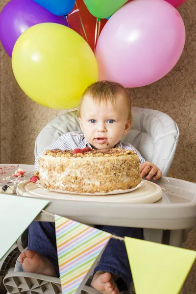 Um ano de idade menino celebrando seu primeiro aniversário — Fotografia de Stock