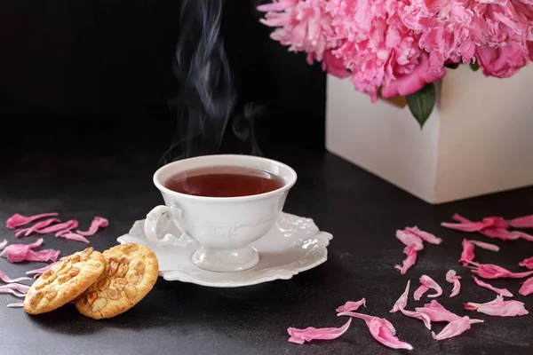 Şakayık ile çay fincanı içinde kırmızı berry veya meyve çay