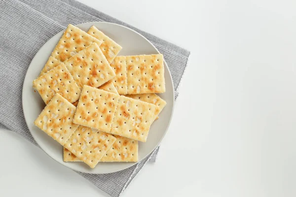 Snackteller mit Crackern in Großaufnahme auf dem Tisch — Stockfoto