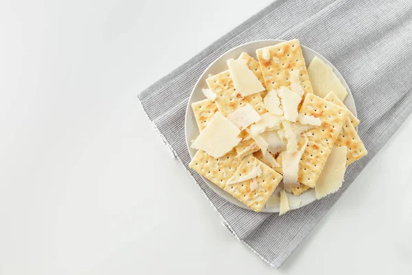 Snack prato de queijo e biscoitos finos — Fotografia de Stock