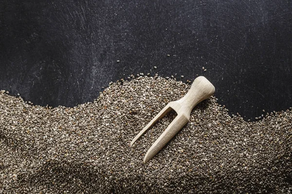 Chia tohum koyu arka plan üzerine yığını