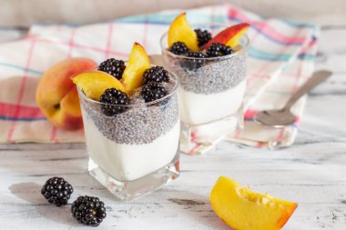 Chia tohum puding yoğurt ve meyve ile