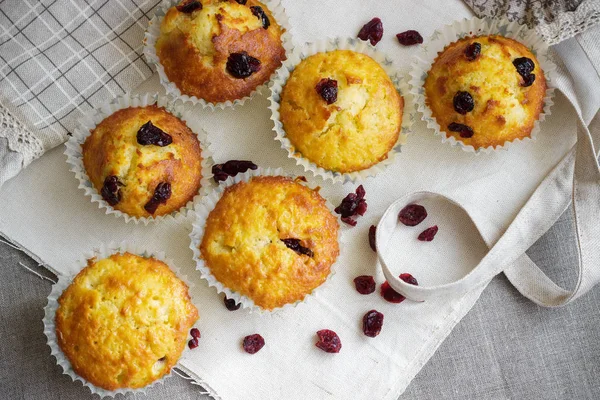 Muffin fatti in casa con uvetta sul panno di iuta — Foto Stock