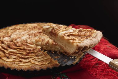 Geleneksel Ukrayna başörtüsü üzerinde yalan elmalı tart