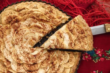 Geleneksel Ukrayna başörtüsü üzerinde yalan elmalı tart