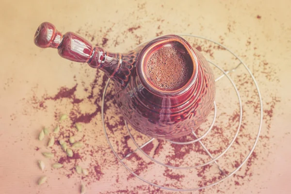 Café turco fresco em cezve de cerâmica marrom — Fotografia de Stock