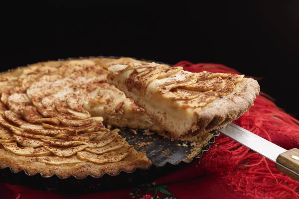 Geleneksel Ukrayna başörtüsü üzerinde yalan elmalı tart