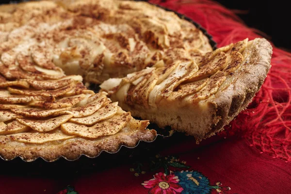 Geleneksel Ukrayna başörtüsü üzerinde yalan elmalı tart