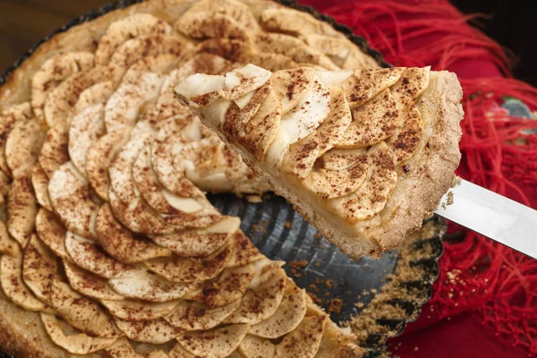 Geleneksel Ukrayna başörtüsü üzerinde yalan elmalı tart