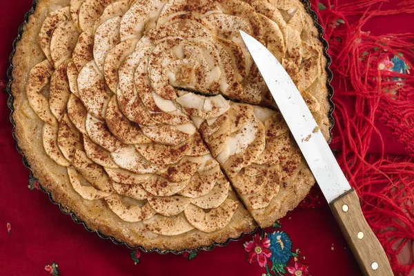 Geleneksel Ukrayna başörtüsü üzerinde yalan elmalı tart