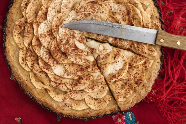 Geleneksel Ukrayna başörtüsü üzerinde yalan elmalı tart