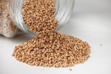 Kavanoz masada saçılan pişmemiş buğday