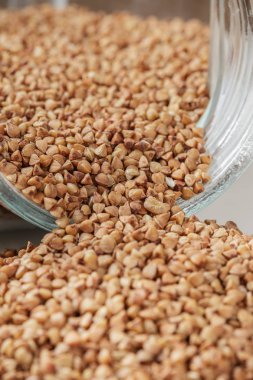 Kavanoz masada saçılan pişmemiş buğday