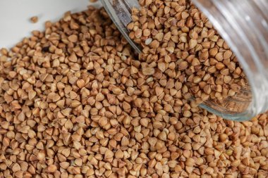 Kavanoz masada saçılan pişmemiş buğday