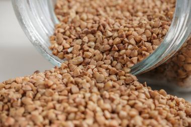 Kavanoz masada saçılan pişmemiş buğday