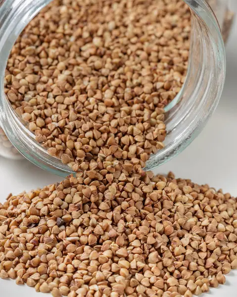 Kavanoz masada saçılan pişmemiş buğday