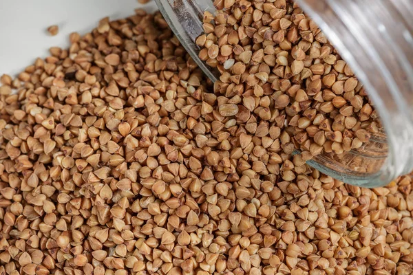 Kavanoz masada saçılan pişmemiş buğday