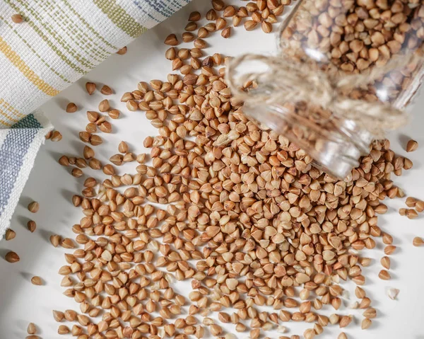 Kavanoz masada saçılan pişmemiş buğday