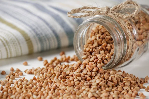 Kavanoz masada saçılan pişmemiş buğday