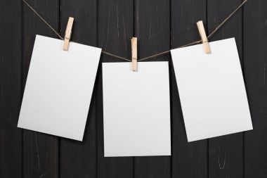 Boş beyaz kağıt kartları clothespins üzerinde asılı
