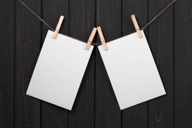 Boş beyaz kağıt kartları clothespins üzerinde asılı