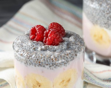 Chia tohum puding ve meyve ile yoğurt