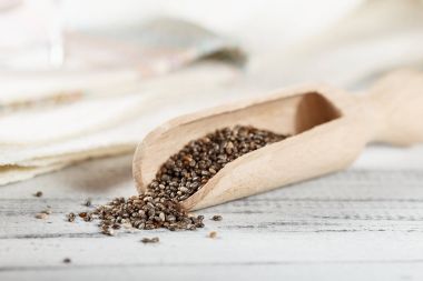 Tahta kaşık chia tohum yığını