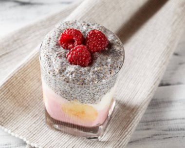 Chia tohum puding ve meyve ile yoğurt