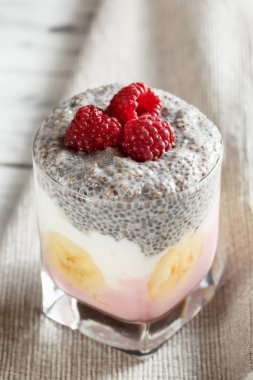 Chia tohum puding ve meyve ile yoğurt