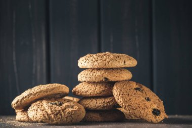 Yulaf Çerezler üzerinde koyu renkli ahşap yığını