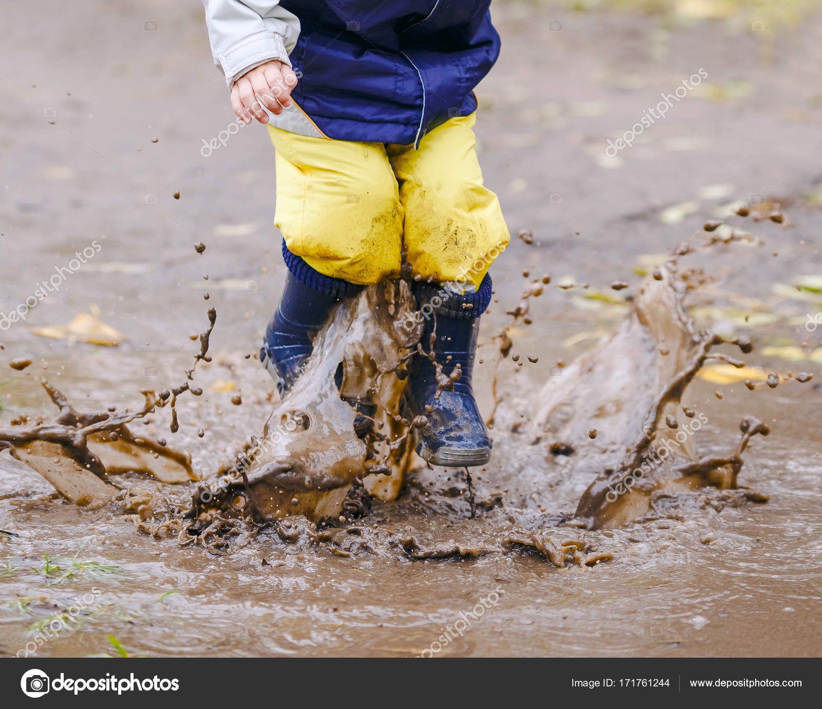 Девушка в рваной и грязной одежде. Хожу в грязной одежде. Грязная детская одежда. Поношенные джинсы. Грязные джинсы.