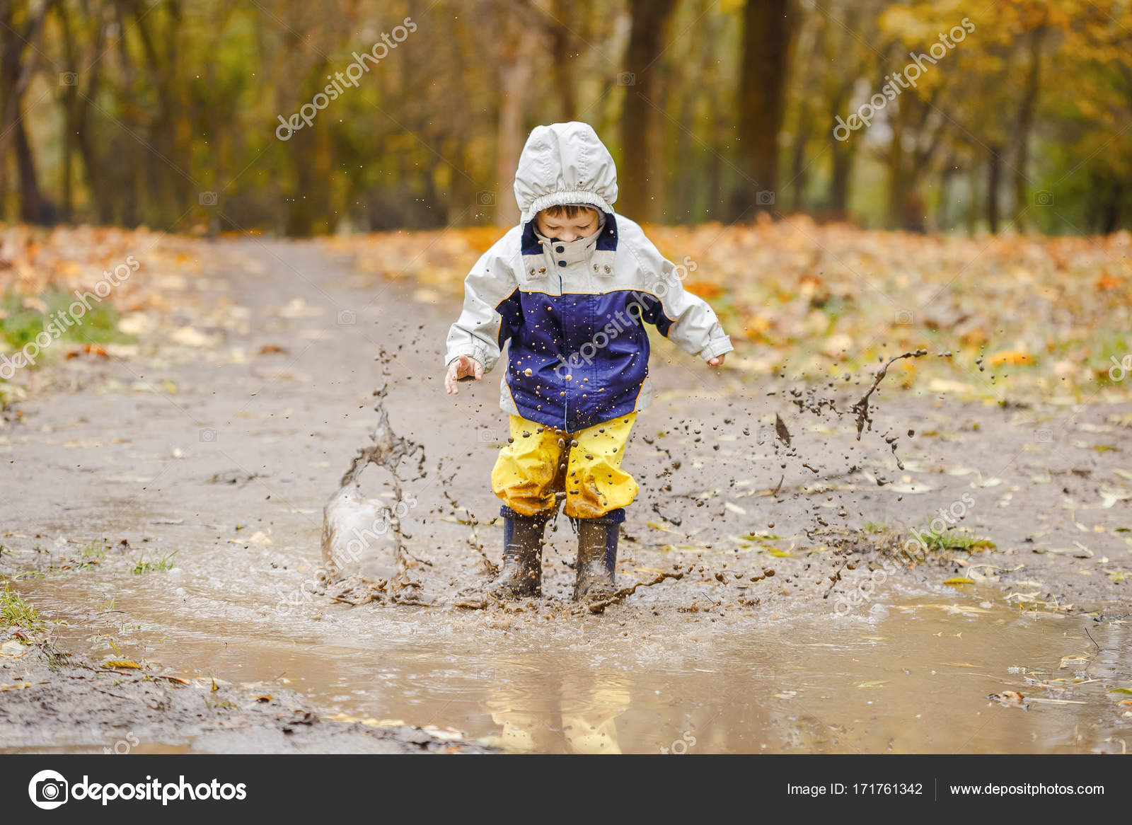 Enfant Dans Des Bottes En Caoutchouc Dans Une Flaque D'eau Généré
