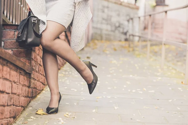 Ноги женщины в чёрных туфлях на высоком каблуке — стоковое фото