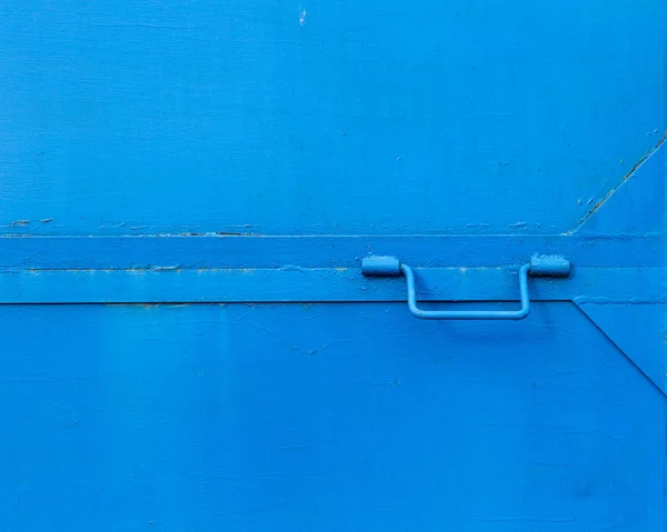 Παλαιά μπλε φόντο Χειροποίητη μεταλλική πόρτα — Φωτογραφία Αρχείου