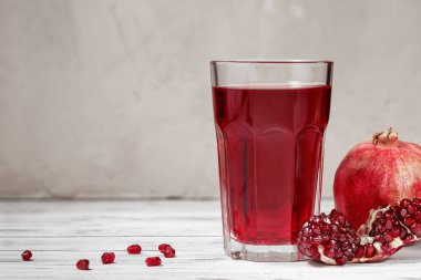 Nar suyu ve taze meyve ile cam