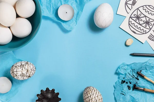 Пасхальные яйца украшены техникой окраски пчелиным воском — стоковое фото