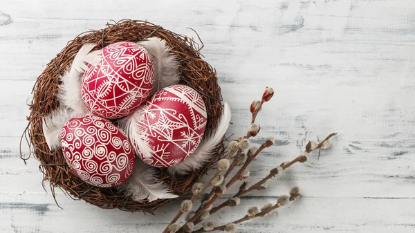 Pysanky, oeufs de Pâques décorés dans le nid — Photo