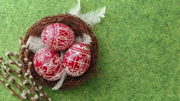 Pysanky, oeufs de Pâques décorés dans le nid — Photo