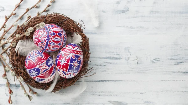 Pysanky, zdobené velikonoční vejce v hnízdě — Stock fotografie